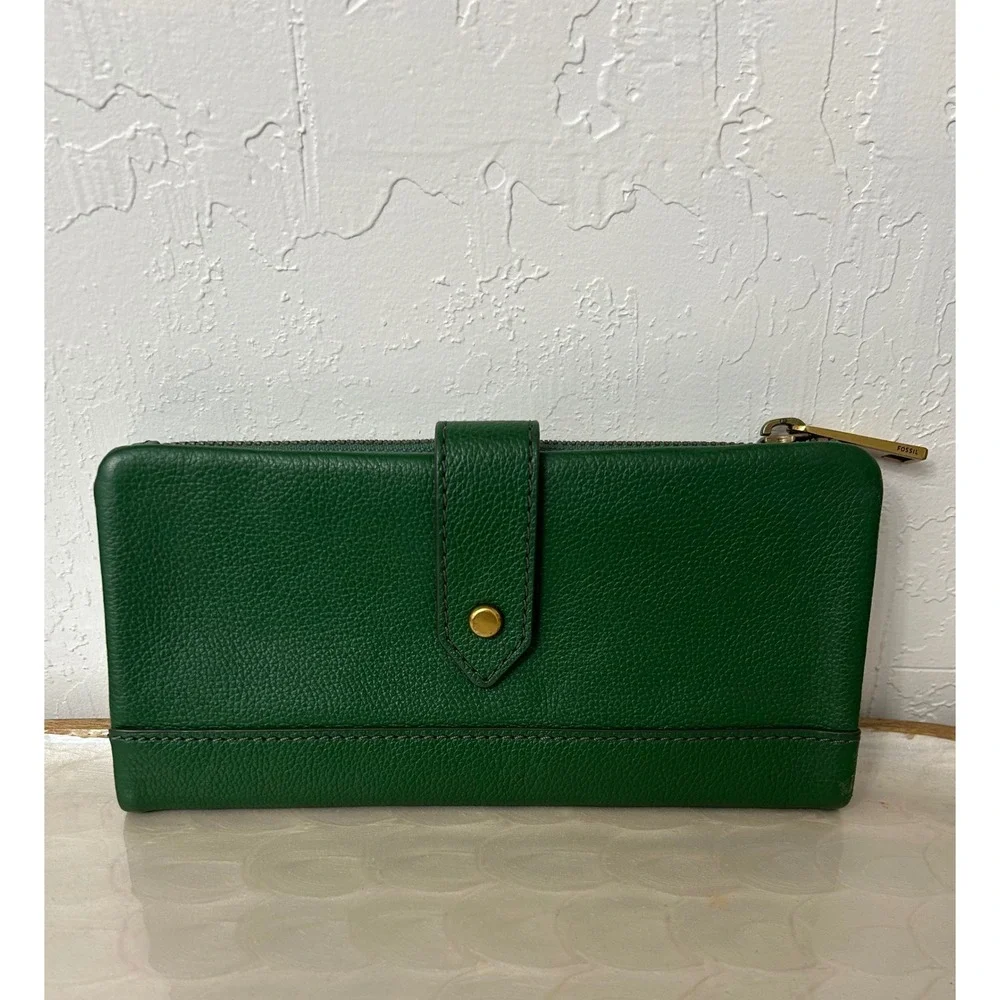 Fossil slim clutch